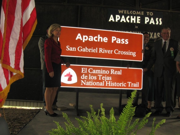 Sen Kay Bailey Hutchison & Judge Dave Barkemeyer unveil new Signs for Apache Pass - El Camn\ino Real