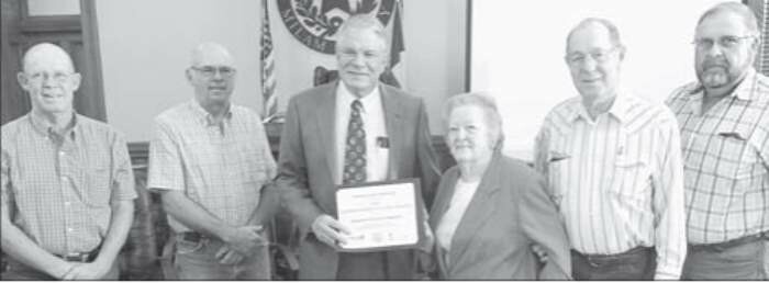 Dewlores Mode receives Distinguished Service Award