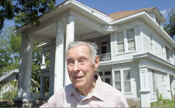 Frank Wenger in front of Dr William Kennard House
