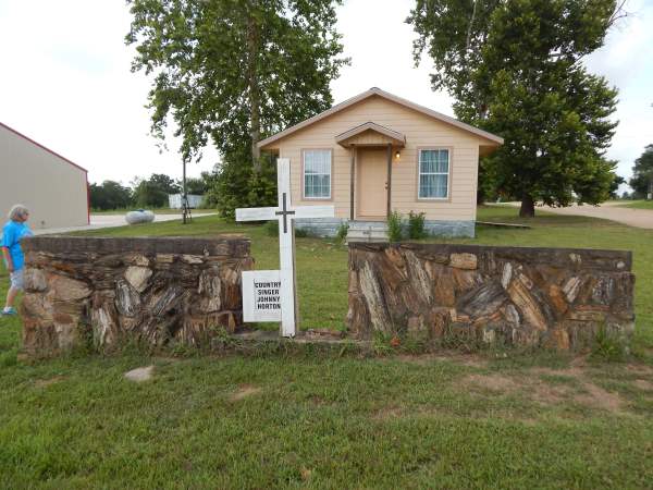 Johnny Horton memorial - Milano TX