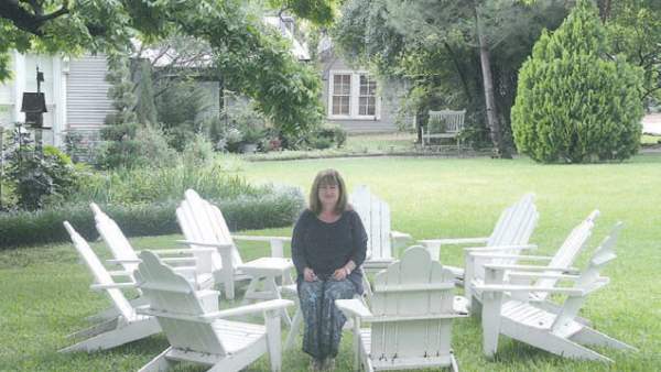 Rainbow Courts - Rockdale TX Adirondack chairs