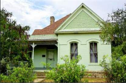 Sheila Donahue'�s historic Victorian-style house in Belton